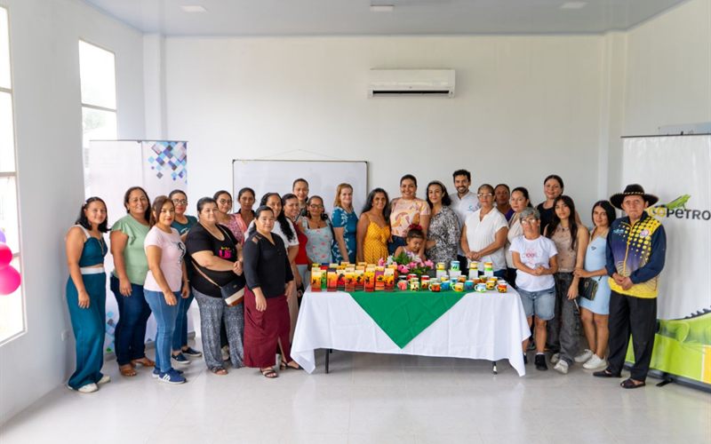 Comunidad participante en un proyecto social junto a los productos artesanales